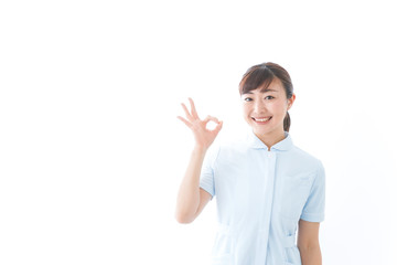 OKを示す若い看護師