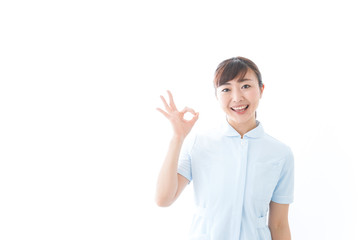 OKを示す若い看護師