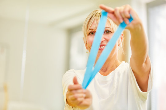 Heilpraktikerin testet das Elastikband Kinesio Tape