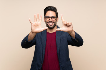 Naklejka premium Handsome young man over isolated background counting seven with fingers