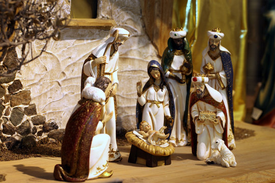Weihnachtskrippe mit Jesuskind, Maria und Josef und den Heiligen Drei Königen