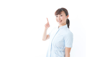 ポイントを指差す若い看護師