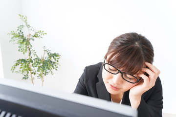 過労・長時間労働・残業に苦しむビジネスウーマン
