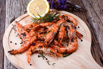  Grilled tiger shrimps with spice and lemon. Grilled seafood.