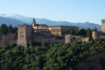 Obraz premium Panoramiczny widok na Alhambrę, góry Sierra Nevada, otwarcie z obszaru zwiedzania obszaru Albaicin wczesnym rankiem, Granada, Andaluzja, Hiszpania
