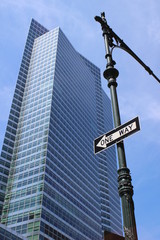 Fototapeta na wymiar Edificio centro de New York con señal de tránsito