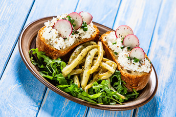Sandwiches with cottage cheese and yellow beans