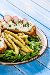 Sandwiches with cottage cheese and yellow beans