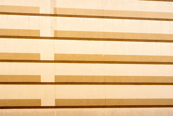 4 horizontale Streifen an Wand in bräunlichem Farbton