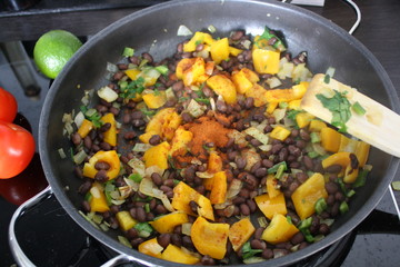 Linsen und Paprika in einer Pfanne, kochen
