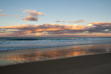 Fototapeta na wymiar Beautiful sunset with the ocean and waves