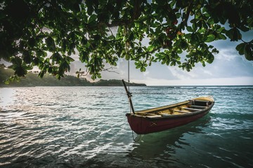 Fototapeta na wymiar Holzboot vor Jamaika