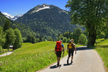 Paar beim Wandern in den Alpen
