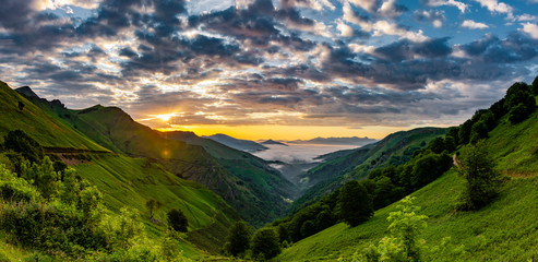 Sonnenaufgang bei Nebel über dem Tal © by-studio