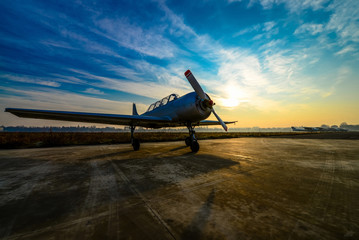 Fototapeta na wymiar Aeroplano tramonto su pista