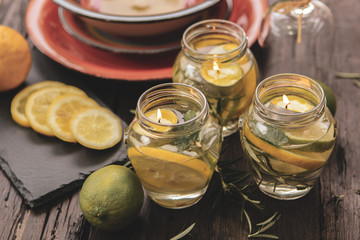 Repellente naturale contro zanzare, limone, lime e rosmarino