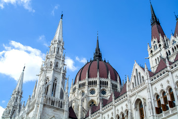 Obraz premium 10.06.2019. Hungary, Budapest. Beautiful view of the main attraction of the city Parliament. Architecture. Castle Big lamp.