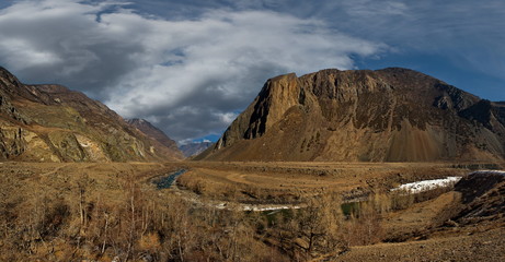 Fototapeta premium Russia. mountain Altai. The valley of the Chulyshman river in the heart of the village of Balykcha.