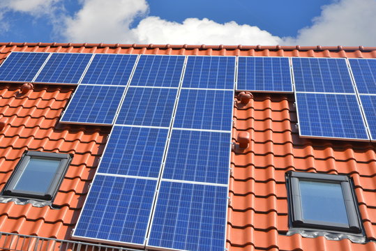 Solaranlage und Dachfenster auf einem Wohngebäude