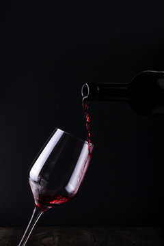 copa de vino tinto sobre un fondo oscuro 