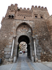 Naklejka premium La Puerta del Sol es una puerta medieval de la ciudad española de Toledo.