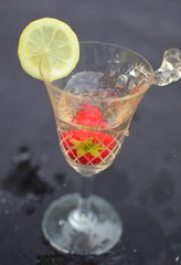 Bulles eau pétillante fraisen verre, cocktail, alcool, jus, dessert, frais, glace, froid, framboise, boisson, sain, yaourt, crême, menthe, délicieux