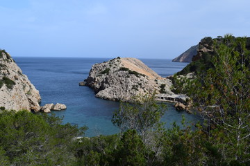 playa de santa eulalia, ibiza. Rocas, faro y lancha