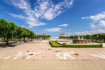 Square by the Baltic sea pier in Sopot, Poland. - obrazy, fototapety, plakaty