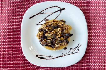  Rice biscuit with honey, nuts and raisins without seeds bathed in light chocolate threads.