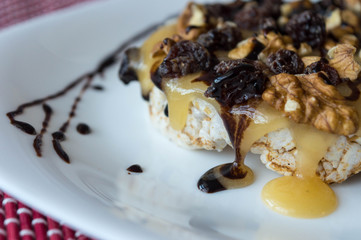  Rice biscuit with honey, nuts and raisins without seeds bathed in light chocolate threads.