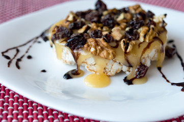  Rice biscuit with honey, nuts and raisins without seeds bathed in light chocolate threads.