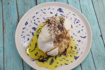 Burrata à l'huile d'olives sur une assiette