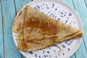 Crêpe au caramel beurre salée sur une assiette