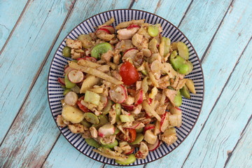 Salade croquante sur une assiette