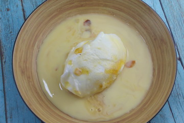 Île flottante et crème anglaise dans un bol