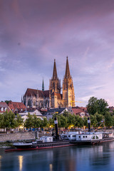 Fototapeta na wymiar Dom Regensburg Steinerne Brücke im Sonnenuntergang