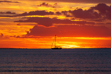 Fototapeta premium Golden hour sunset sailing boat