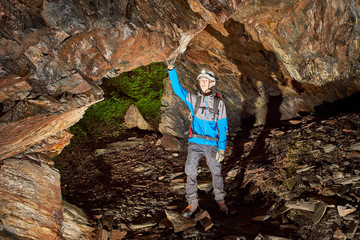 Junger Höhlenforscher erkundet eine Höhle