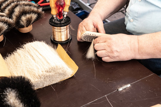 B&uuml;rstenbinder beim Herstellen eines Besens