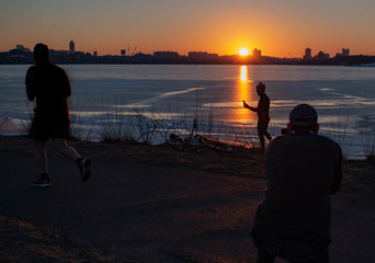 Fototapeta premium PEOPLE AT SUNSET