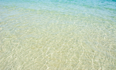 Fototapeta na wymiar Clear sea water photos can see the white sand.