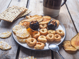 A quick lunch with cereal biscuits and dried fruit chips