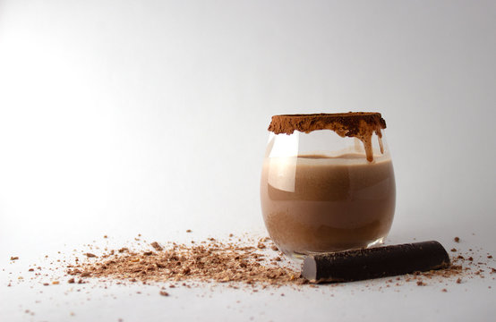 Trago de licor de chocolate, crema y leche