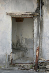 Fototapeta na wymiar 南国沖縄の古いコンクリート作りの建物の玄関