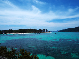 Fototapeta na wymiar Beautiful sea and blue sky. View point of Lipe Island. Thailand 