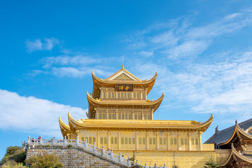 Obraz premium A gold-roofed temple building in mount emei, sichuan province, China