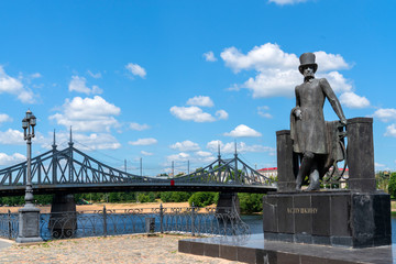 Fototapeta na wymiar Памятник Пушкину на набережной Михаила Ярославича в Твери.