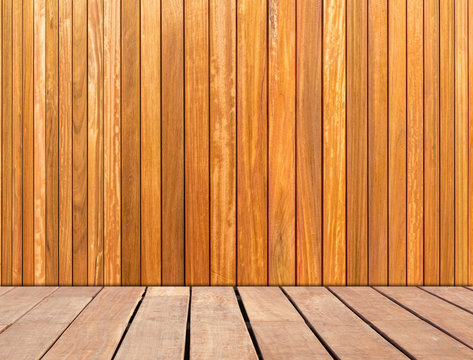salle avec parquet bois et fond lambris 