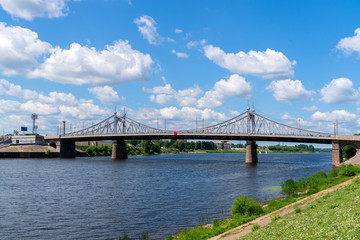 Fototapeta na wymiar Староволжский мост через реку Волга в Твери.
