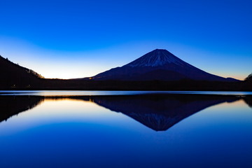 Fototapeta premium 逆さ富士、山梨県富士河口湖町精進湖にて